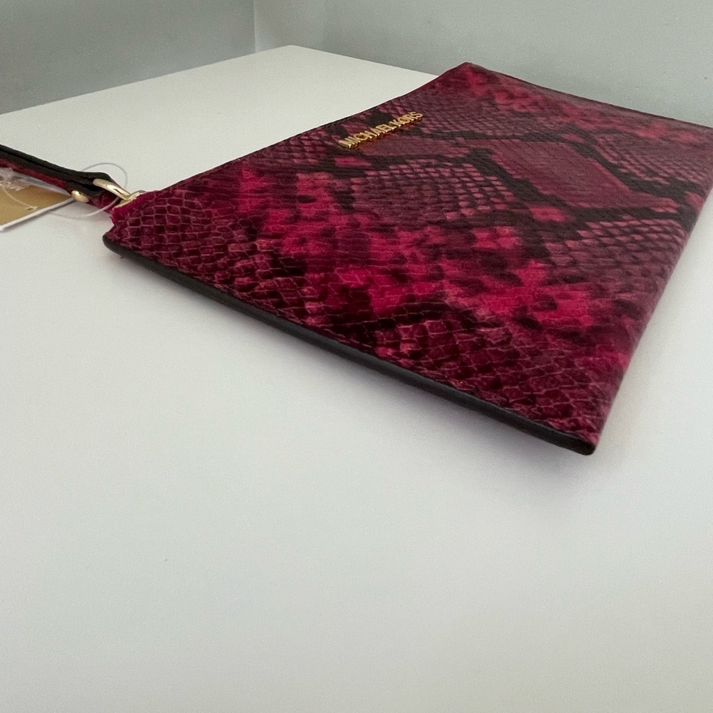 Michael Kors Jet Set Large Zip Clutch
Fuschia Snakeskin Embossed Leather
New - Picture 5 of 9